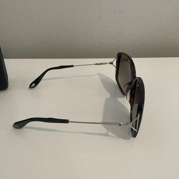 🇫🇷 Givenchy women’s oversized sunglasses - Picture 4 of 10